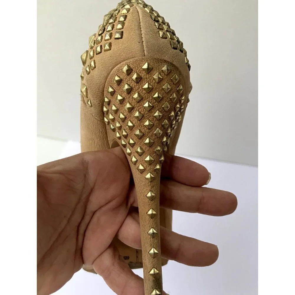 ✨2/$20✨ Vince Camuto Women's Tan‎ High Heels with Gold Tacks Pumps Size 6